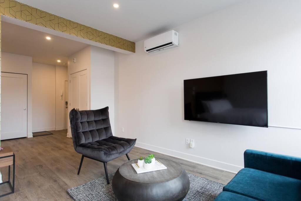 Live Like A Local In This Superb Loft By Den Stays Монреаль Экстерьер фото